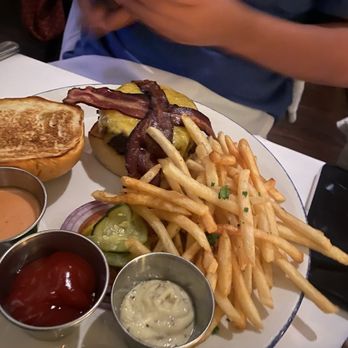 Alchemy Bistro & Bar - Burger - New American Near Me - Edgartown, Massachusetts