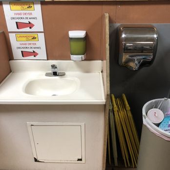 Lavanderia Clasica - Nice and clean sink area. Plenty of soap and all in working conditions. - Laundromat Near Me - Van Nuys, California Lavanderia Clasica - Nice and clean sink area. Plenty of soap and all in working conditions. - Laundromat Near Me - Van Nuys, California