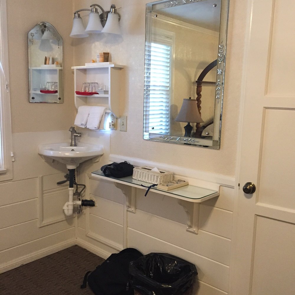 Strawberry Creek Inn - Little corner for sink - Hotels Near Me - Idyllwild, California
