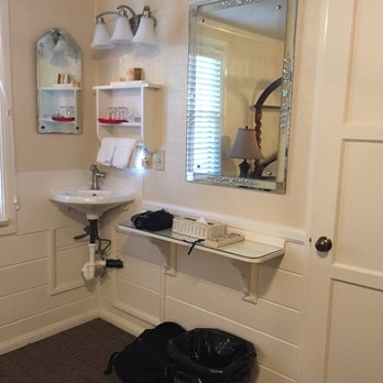 Strawberry Creek Inn - Little corner for sink - Hotels Near Me - Idyllwild, California