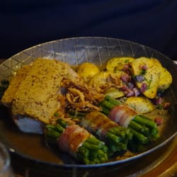 Feldschlösschen - Brauerpfanne - Gebratenes Schweinssteak  unter der Biersenfkruste, Speckbohnen und Bratkartoffeln