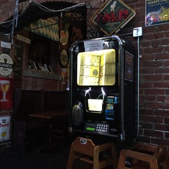 Lucky Baldwins Pub - Juke box heroes - Pubs Near Me - Pasadena, California