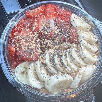 Palm Berries - Build your own bowl--classic base with strawberries bananas flax seeds chia seeds and almond butter - Acai Bowls Near Me - Arlington, Virginia