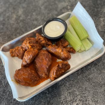 Cruisin’ I39 - a tray of wings and celery - Bars Near Me - Monroe Center, Illinois Cruisin’ I39 - a tray of wings and celery - Bars Near Me - Monroe Center, Illinois