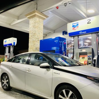 TrueZero - 2022.SEPT05- TRUE ZERO - Hydrogen fuel cell pump located in between the chevron gas station pumps. BLUE BLOCK - Gas Stations Near Me - Burbank, California TrueZero - 2022.SEPT05- TRUE ZERO - Hydrogen fuel cell pump located in between the chevron gas station pumps. BLUE BLOCK - Gas Stations Near Me - Burbank, California