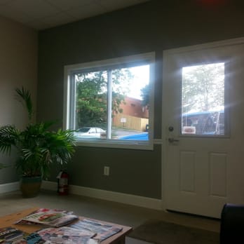 Autopark Car Wash - The small hot waiting area - Car Wash Near Me - Silver Spring, Maryland