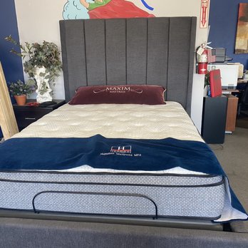 ZZZZZ Mattress - Queen Size Bed with Massage Features and a whole headboard and up and down features! Only 1200$ good deal - Mattresses Near Me - Anaheim, California ZZZZZ Mattress - Queen Size Bed with Massage Features and a whole headboard and up and down features! Only 1200$ good deal - Mattresses Near Me - Anaheim, California