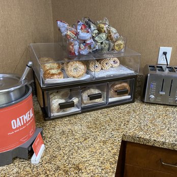 Hampton Inn & Suites Red Bluff - Oatmeal, bagels,... - Hotels Near Me - Red Bluff, California
