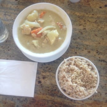 Pad Thai - Yellow curry with chicken - Thai Near Me - Honolulu, Hawaii Pad Thai - Yellow curry with chicken - Thai Near Me - Honolulu, Hawaii