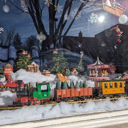 Des Plaines Hobbies - Green Bay Cycles holiday window display.  Winnetka.