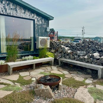 L'abri cafe, restaurant et bar - Firepit next to eating area - Canadian (New) Near Me - Cheticamp, Nova Scotia L'abri cafe, restaurant et bar - Firepit next to eating area - Canadian (New) Near Me - Cheticamp, Nova Scotia