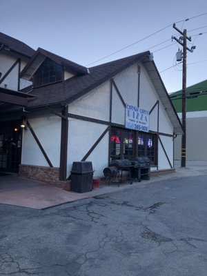 Caveman Cavey's Pizza by null