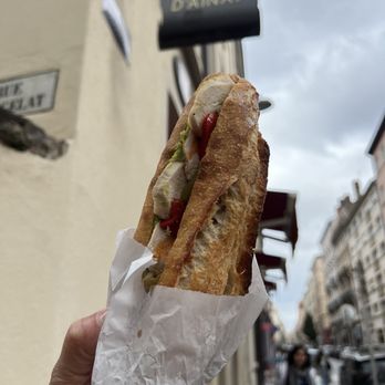 Boulangerie d'Ainay - Baguette with chicken breast, avocado, and roasted peppers - Bakeries Near Me - Lyon, 69 Boulangerie d'Ainay - Baguette with chicken breast, avocado, and roasted peppers - Bakeries Near Me - Lyon, 69
