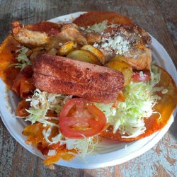 Cenaduria Michoacana - Enchiladas michoacanas con salchicha y pollo