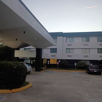 Monte Carlo Hotel - Pictures don't lie! Stay away from this dump! - Hotels Near Me - Houston, Texas