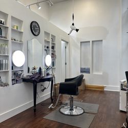 Style House Beauty Bar - One person/client chair. It's all you babe