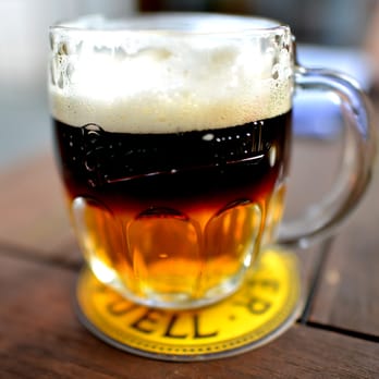 Prager Botschaft - "Řezané" - geschnittenes Bier - dunkles (Krušovice vom Fass) und helles Bier (Pilsner Urquell vom Fass) in einem Glas. - Czech Near Me - Frankfurt, HE Prager Botschaft - "Řezané" - geschnittenes Bier - dunkles (Krušovice vom Fass) und helles Bier (Pilsner Urquell vom Fass) in einem Glas. - Czech Near Me - Frankfurt, HE