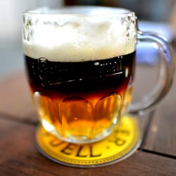 Prager Botschaft - "Řezané" - geschnittenes Bier - dunkles (Krušovice vom Fass) und helles Bier (Pilsner Urquell vom Fass) in einem Glas.