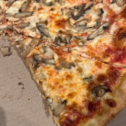 Willy’s Bloomingdale Pizza - Canned mushrooms - yuck. Oct 2022