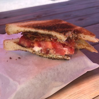 Cantine du Lac - Bacon tomato sandwich - French Near Me - Magog, Quebec