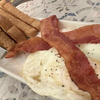 Three Bird Cafe - Eggs and bacon - Cafes Near Me - Eureka Springs, Arkansas
