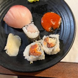 Hiro Japanese Steakhouse - Panko inside the spicy tuna roll is NOT tasty.