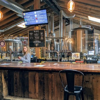 Kinsmen Brewing - The bar... Not too crowded. - Breweries Near Me - Milldale, Connecticut