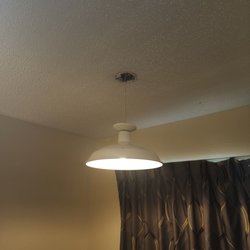 Days Inn by Wyndham Hardy - Light fixture hanging by the cord