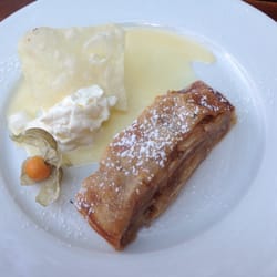 Gastätte am Michaelsberg - Apfelstrudel mit Vanillesoße