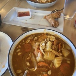 Mammasan curry and egg rolls