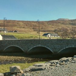 Town of Leenaun - Die neue Brücke, die 2007 von sintflutartigen Regenfällen zerstört wurde