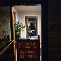 John's Pizzeria - Lazy shite.