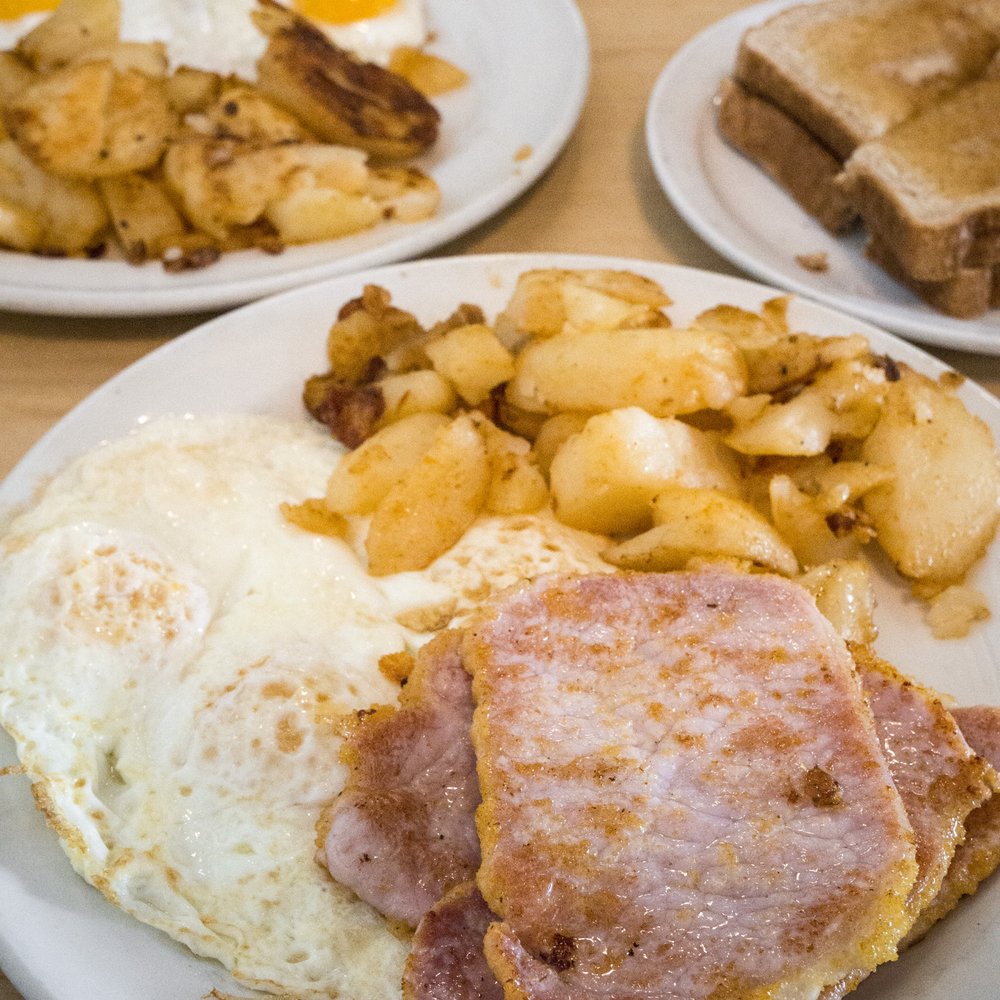 a plate of breakfast food