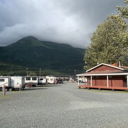 Bearpaw Camper Park - This is the offices from the same side