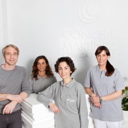 Clínica Dental Concha Martínez - Concha Martínez y el equipo de la clínica.