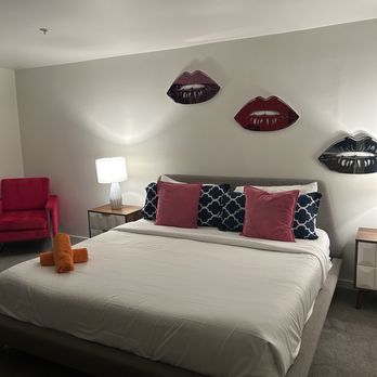 The Twist PS - Loved the king size bed; which was very comfortable - Vacation Rentals Near Me - Palm Springs, California