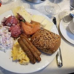 Herzogliche Dampfwäscherei - First buffet plate breakfast items