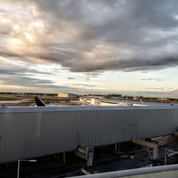 Holiday Inn Express - View of Heathrow from My Room at Holiday Inn Express LHR T4 - Hotels Near Me - Longford, XGL