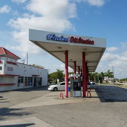 Freedom Oil Station - Easy in and out going North on Dixie