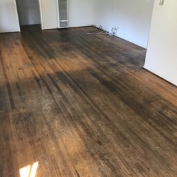 The living room. Heavy soiling and shadow lines of former furniture locations The living room. Heavy soiling and shadow lines of former furniture locations
