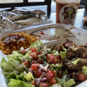 Senor Tacos - Carnitas Dinner Plate with flour tortillas and a Modelo Michelada - Breakfast & Brunch Near Me - Norco, California