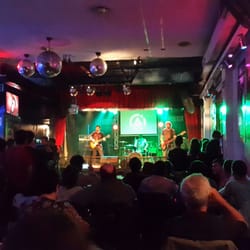 Gier Music Club - Escuchando a la banda Escapándole al sueño, mientras esperamos a Intur!