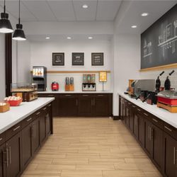 Hampton Inn & Suites Fayetteville - Breakfast Area