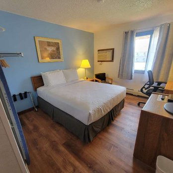 Hotel Glendive - Yellowstone River - Single Queen Bed - Hotels Near Me - Glendive, Montana