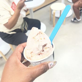 Chill-N Ice Cream Pompano Beach - Guava and cream cheese with Maria cookies - Ice Cream & Frozen Yogurt Near Me - Pompano Beach, Florida