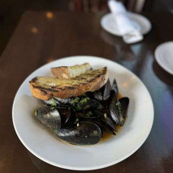 Publick House - $10 Mussels on Happy Hour - New American Near Me - Mountainside, New Jersey