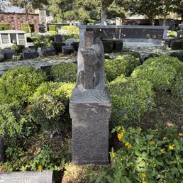 Pedestal facing a tree instead of walkway Pedestal facing a tree instead of walkway