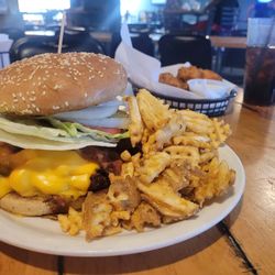 Frontier Club - Cheeseburger with mushrooms and waffle fries
