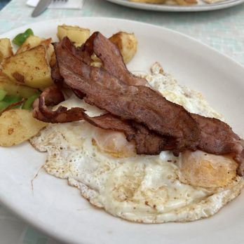 Queen Star Restaurant - Breakfast & Brunch Near Me - Toronto, Ontario