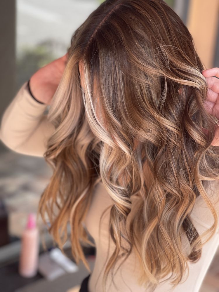 Beyoutiful hair by michele Logo